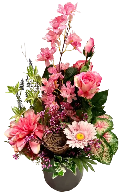 Composition florale artificielle de fleurs de dahlia et roses roses.