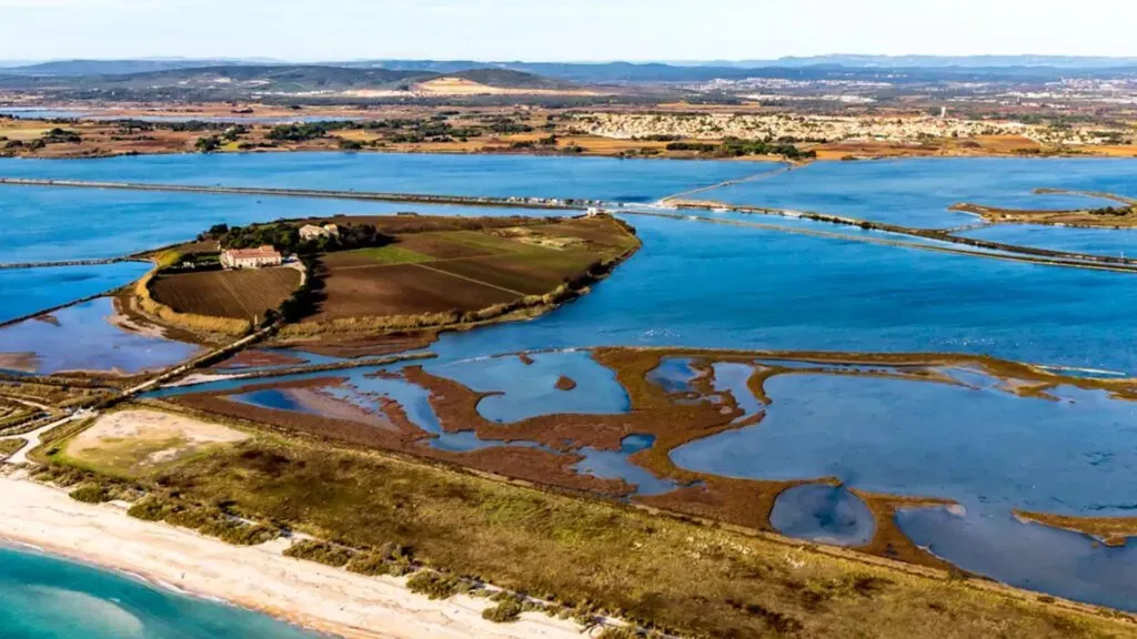 Vue aérienne des lagunes et étangs côtiers en Occitanie, Sud de la France.