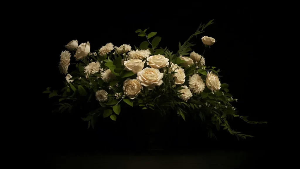 Grand bouquet de fleurs funéraires blanches deuil sur fond noir.